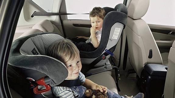 Dos niños en el interior de un coche.