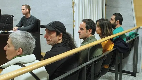 Los encausados, durante un juicio en Bilbao.
