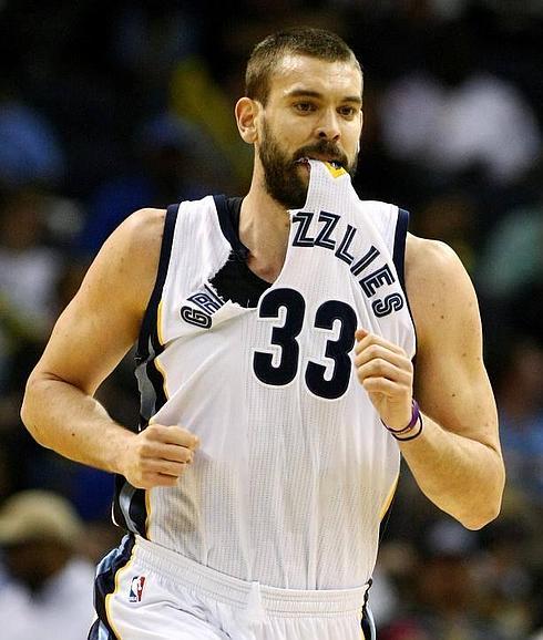 Marc Gasol, con la camiseta rota, ante los Kings. 