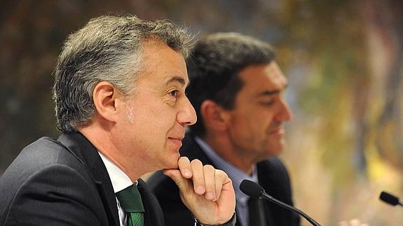 Iñigo Urkullu, acompañado de Jonan Fernández, en el desayuno con la prensa. 