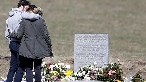 Familiares de las víctimas visitan el monolito en homenaje a los fallecidos del avión de Germanwings.