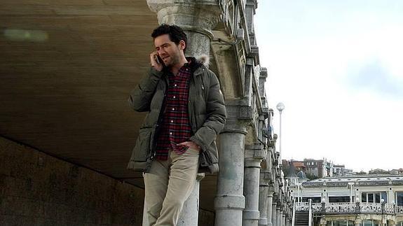 Borja Sémper habla por el móvil en el voladizo del paseo de La Concha. 