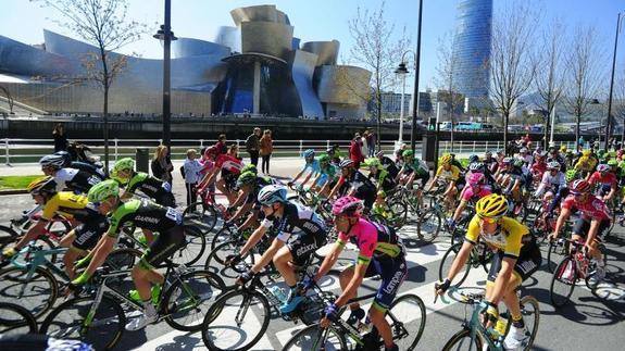 Los ciclistas pasan junto al Guggenheim.