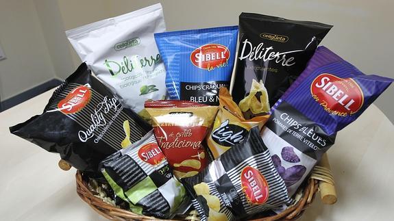 Selección de patatas fritas y 'snacks' listos para su venta.