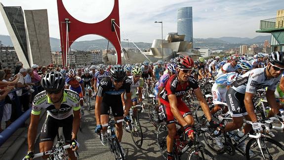 El pelotón a su paso por Bilbao en la Vuelta Ciclista a España en 2011.