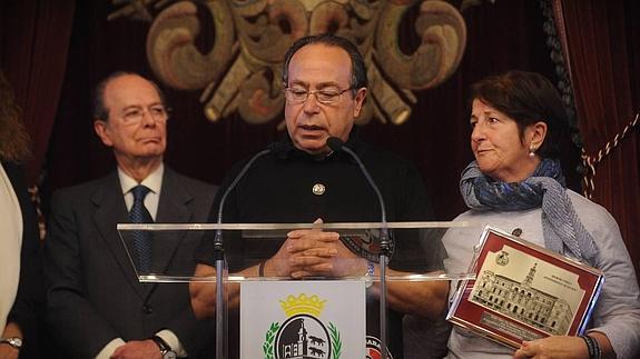 Los padres de Iñigo Cabacas, durante un homenaje en el Ayuntamiento.