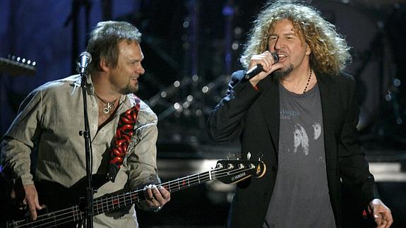 Sammy Hagar durante un concierto.
