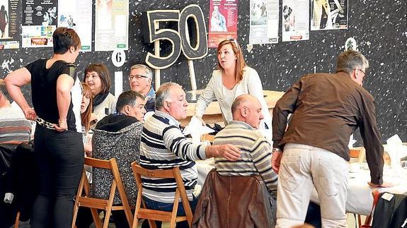 Participantes en la comida, poco antes del inicio.