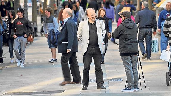 El antiguo Síndico charla en una calle del centro de la ciudad.