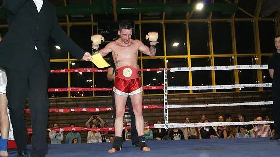 Haritz López de la Calle, con el cinturón de Campeón de España.
