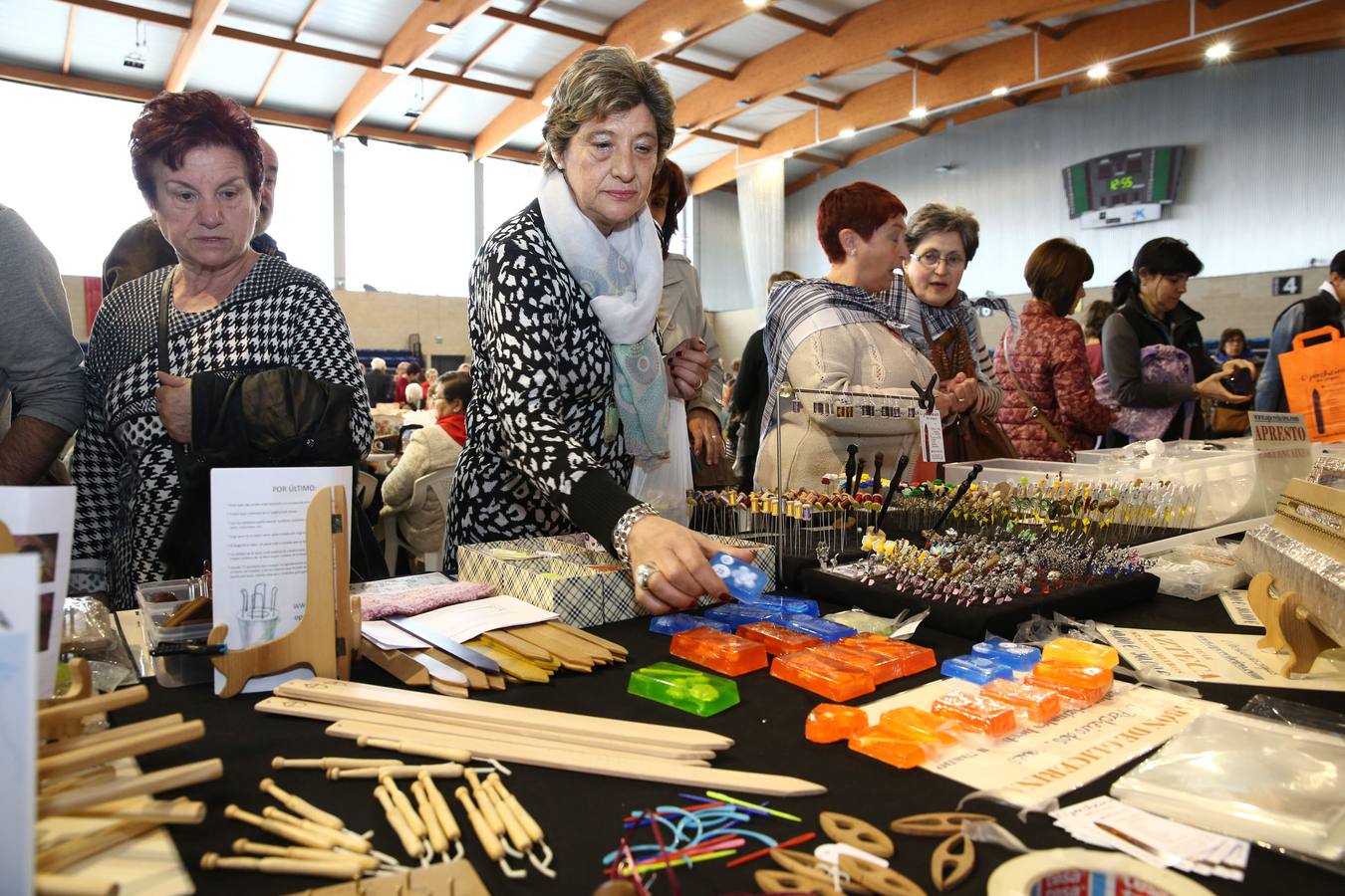 Los puestos de utensilios concitaron el interés de las participantes y el público. 