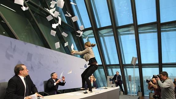 Una activista se abalanza sobre Draghi en plena rueda de prensa.