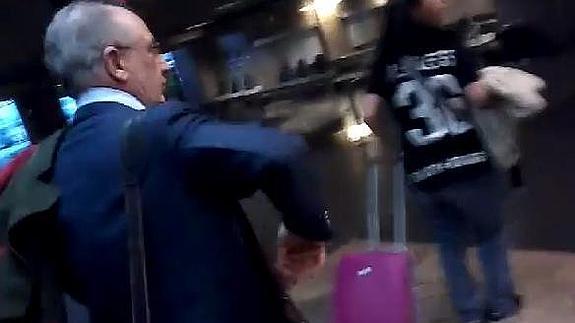 Rato, increpado en un avión: "En este vuelo va un ladrón"