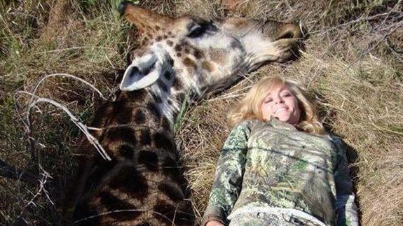 Rebecca Francis posa junto a la jirafa muerta.