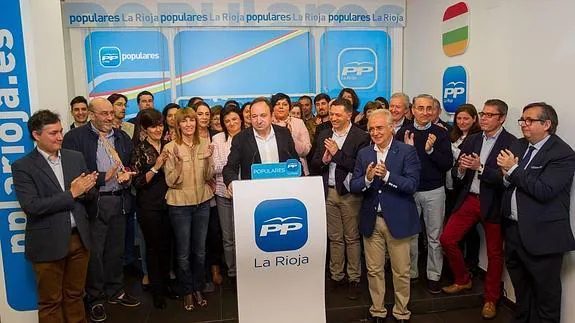 Pedro Sanz, flanqueado por las personas que integran la lista con la que aspira a su sexto mandato como presidente regional. 