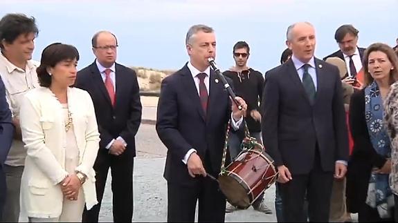 El lehendakari, Iñigo Urkullu, toca el 'Eusko Gudariak'.  