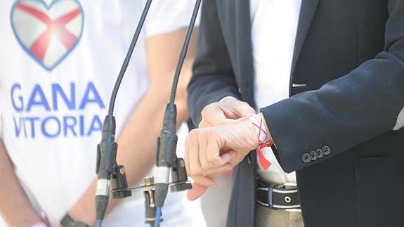 Maroto se ajusta la pulsera durante el acto de presentación. 