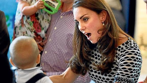 Kate Middleton juega con su hijo Jorge en un viaje oficial.