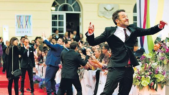 Daniel Guzmán, eufórico a su llegada a la gala de clausura del festival.