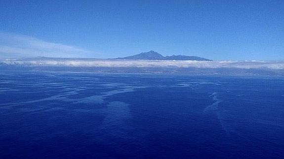Ecologistas afirman que el fuel del barco ruso hundido roza ya las costas de Tenerife y La Gomera