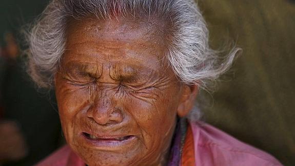 Una mujer llora a sus muertos fallecidos tras el terremoto de este fin de semana.