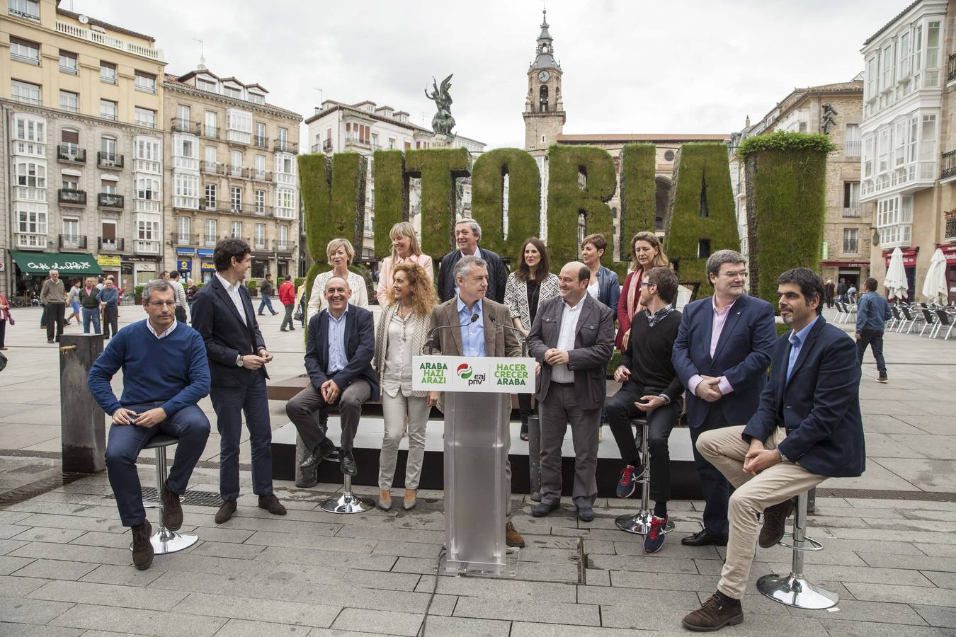 Urkullu y Ortuzar (en el centro), en el acto del PNV de este domingo en Vitoria. 