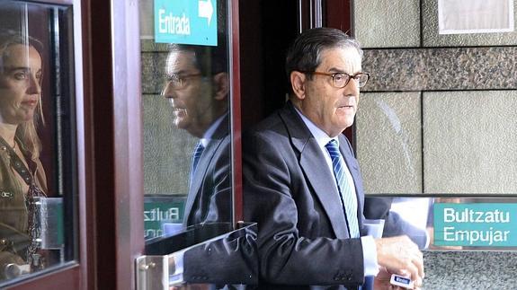 Mario Fernández, a su salida del Palacio de Justicia de Bilbao tras declarar por el 'caso Kutxabank'.