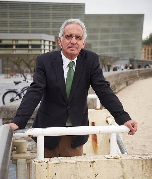 Daniel Zulaika, con el Kursaal al fondo. 