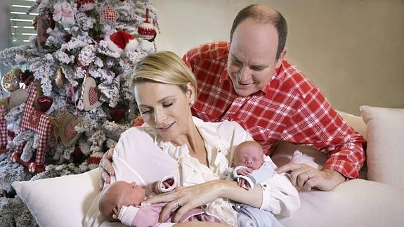 Alberto y Charlene de Mónaco junto a sus pequeños. 