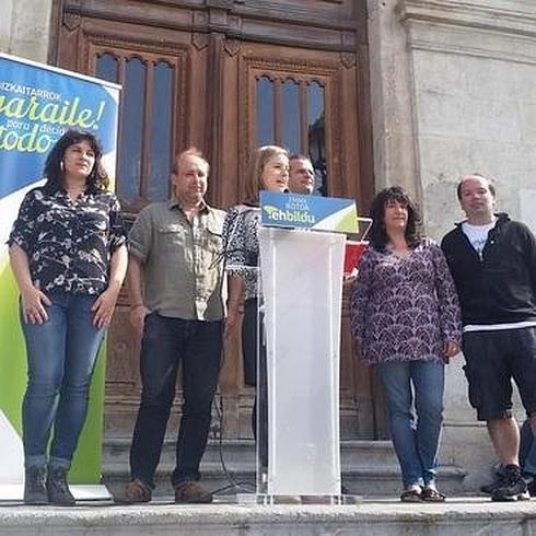 La candidata de Bildu, Aitziber Ibaibarriaga, en un acto electoral a las puertas del Ayuntamiento de Bilbao. 