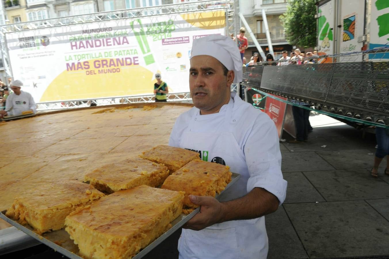 Uno de los asistentes de Senén González con trozos de tortilla durante el intento de récord