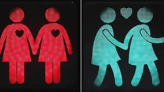 El semáforo muestra a parejas del mismo sexo dándose la mano.
