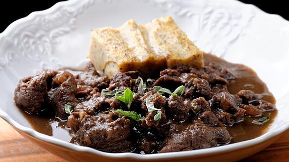 Guisado de carne con salsa de chocolate.