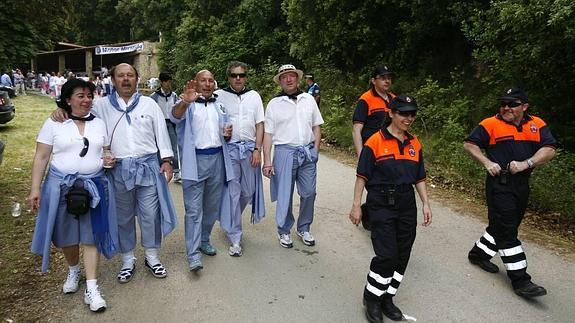 Un grupo de sanjuaneros, junto a voluntarios de protección civil, en La Laguna. 