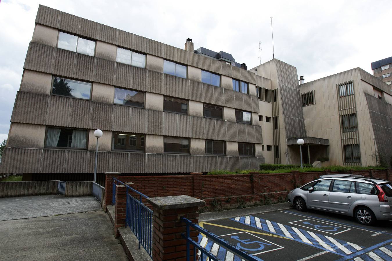 Traseras del edificio que alberga los dos juzgados de Miranda. 