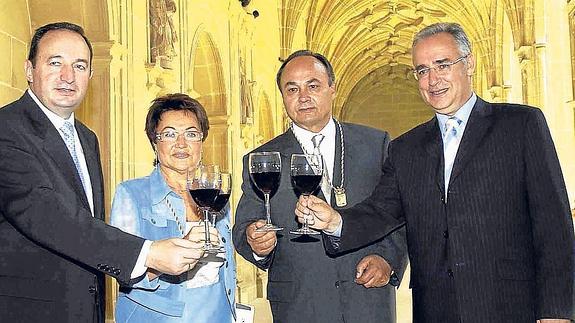 Sanz, López, Álvarez de Eulate y Ceniceros brindan tras la concesión de las medallas en 2003.