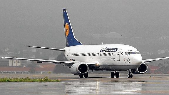 Un avión Airbus de la compañía Lufthansa realiza una maniobra en las pistas del aeropuerto de Bilbao.