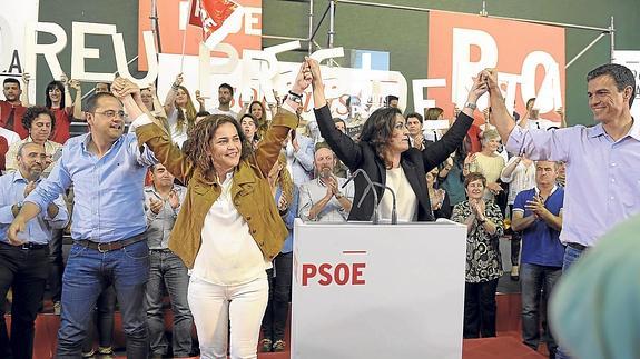 Luena y Sánchez levantan los brazos junto a las candidatas socialistas a la Alcaldía, Beatriz Arraiz, y a la Presidencia, Concepción Andreu.