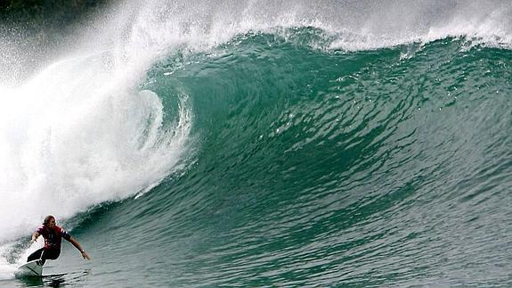Un surfista ante la famosa ola en durante el campeonato Billabong Pro de Mundaka. 