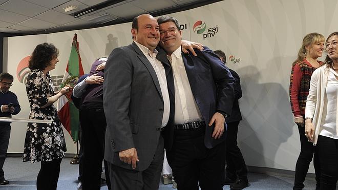 Ortuzar abraza a Juan Mari Aburto en la sede del PNV. 