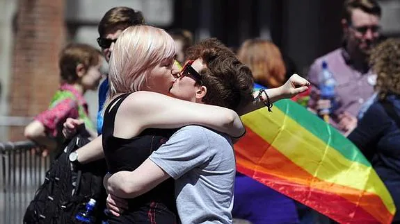 Una pareja celebra la aprobación del matrimonio homosexual en Irlanda.