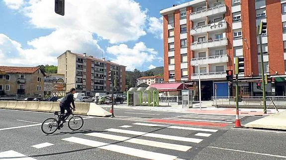 Un joven en bici cruza el semáforo en rojo.