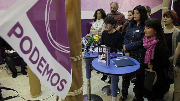 Rueda de prensa de Podemos para denunciar la "estafa" cometida por Ganemos en los pasados comicios. 