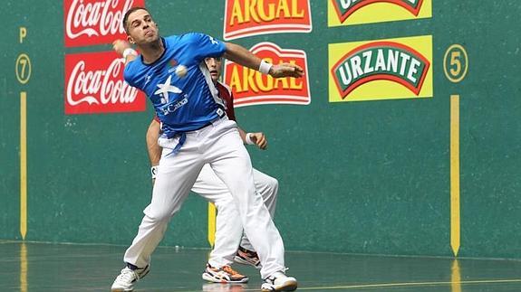 Olaizola golpea la pelota durante el encuentro ante Irujo.