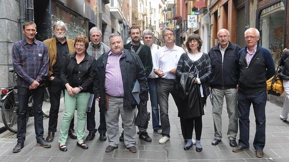 Los participantes en el acto, en la calle Correría.  