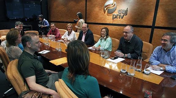 Uriarte y Egibar hablan junto a los compañeros de sus partidos durante la reunión de esta mañana.