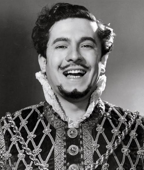 Giuseppe Di Stefano, genio de la ópera y de la canción napolitana (y siciliana), interpreta 'Canto, ma sotto voce'. 