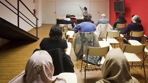 Cáritas ha gestionado en 2014 cuarenta talleres; en la imagen, uno correspondiente a la búsqueda de empleo.