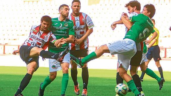 Ledo remata con todo ante la oposición de Gabernet, mientras Peña y José Ramón mantienen otro forcejeo.