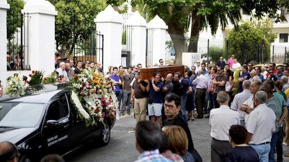 Familia y amigos despiden en Motril al camionero muerto a tiros en Navarra